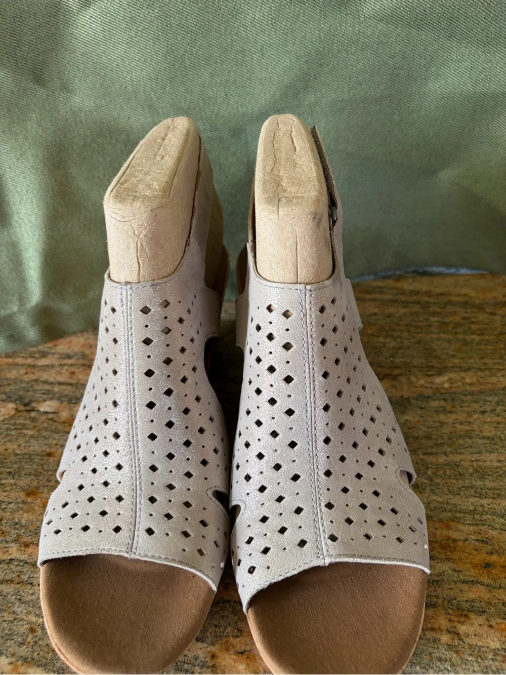 Rockport Women's Beige Suede Perforated Wedge Sandals Size 9.5